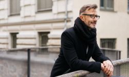 Un barbat stilat in palton negru