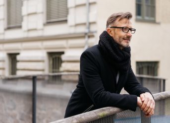 Un barbat stilat in palton negru